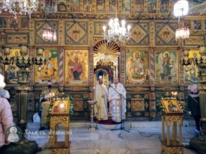 Отец Дончо Александров и отец Божидар Янакиев след светата Литургия на Антоновден