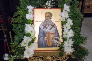 Икона на свети Атанасий Велики, украсена с венец от бели цветя