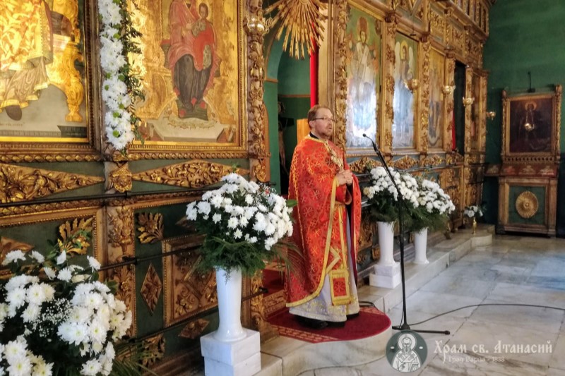 ОТец Ясен Шинев изнася проповед в храм "Св. Атанасий"