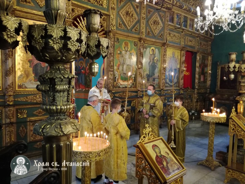 Отец Божидар изнася проповед за срещата на Христос и Хананейката