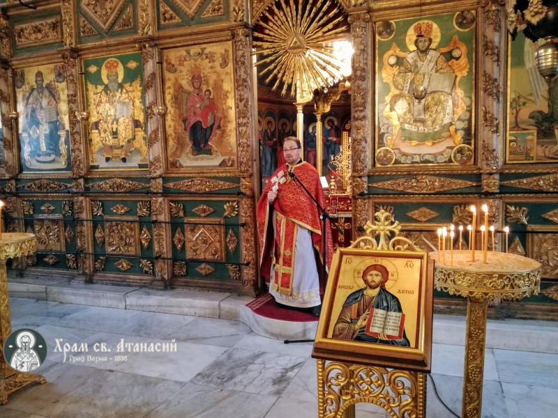 Отец Ясен изнася проповед в Неделя на Митаря и Фарисея