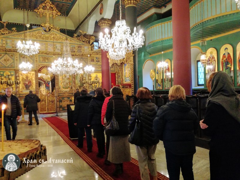 Миряни се покланят пред образа на св. Андрей Критски по време на Великото повечерие с неговия покаен канон.