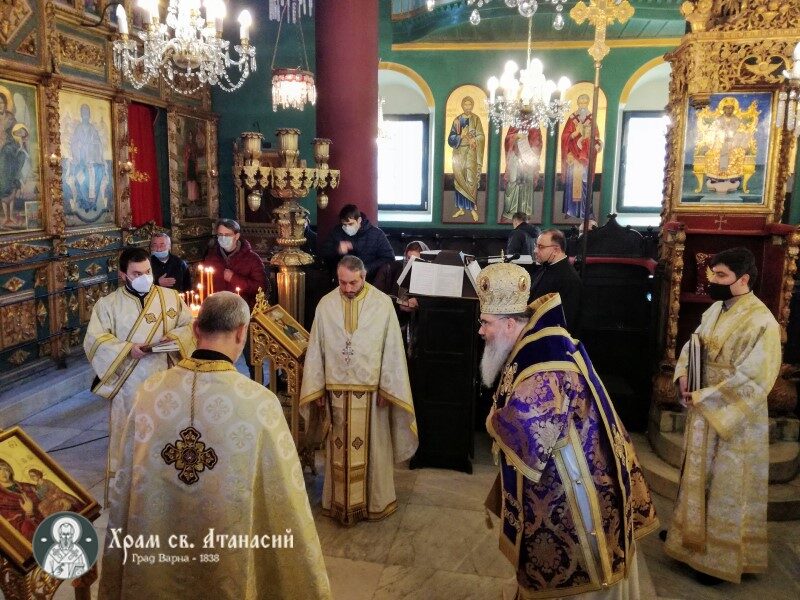 Митрополит Йоан служи архиерейска св. литургия в храм "Св. Атанасий"