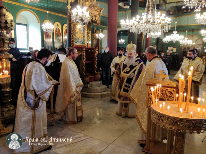 Митрополит Йоан извършва Архиерейска света Литургия в храм "Св. Атанасий"