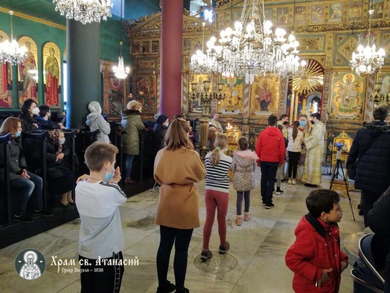 Даца взимат свето причастие от митрополит Йоан