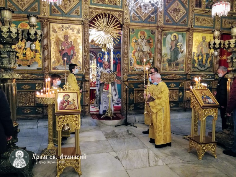 Отец Теодор изнася проповед