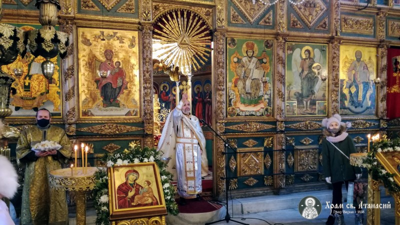 Отец Божидар благославя