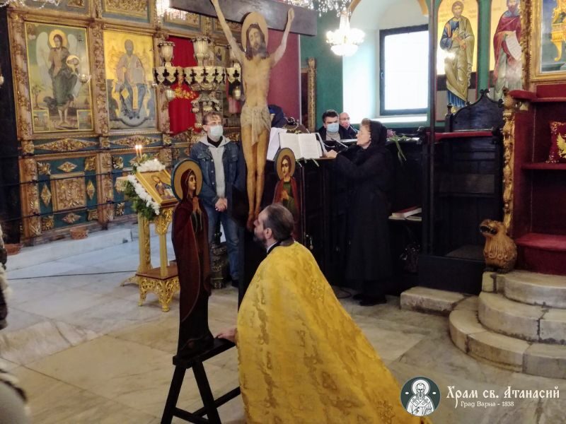 Велики петък - изнасяне на св. Плащаница