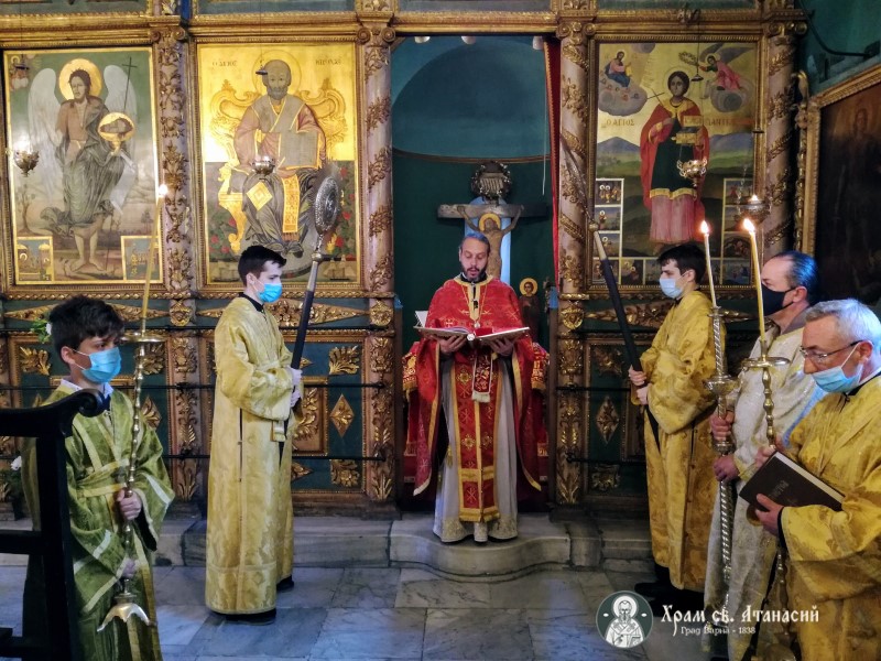 Отец Дончо изнася проповед на Гергьовден от южната част на олтара в църквата "Св. Атанасий