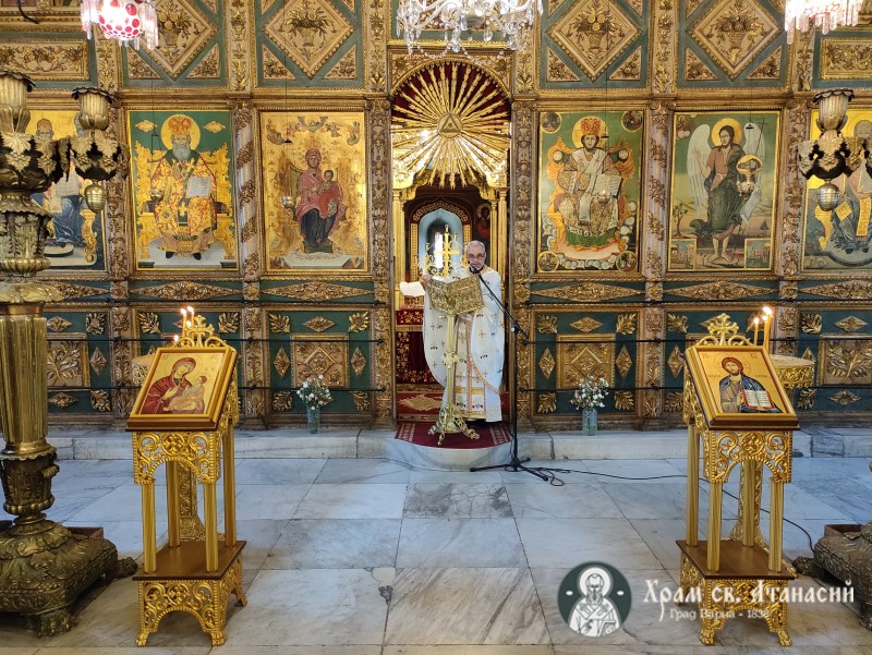 Отец Божидар изнася проповед в Неделея на Слепия