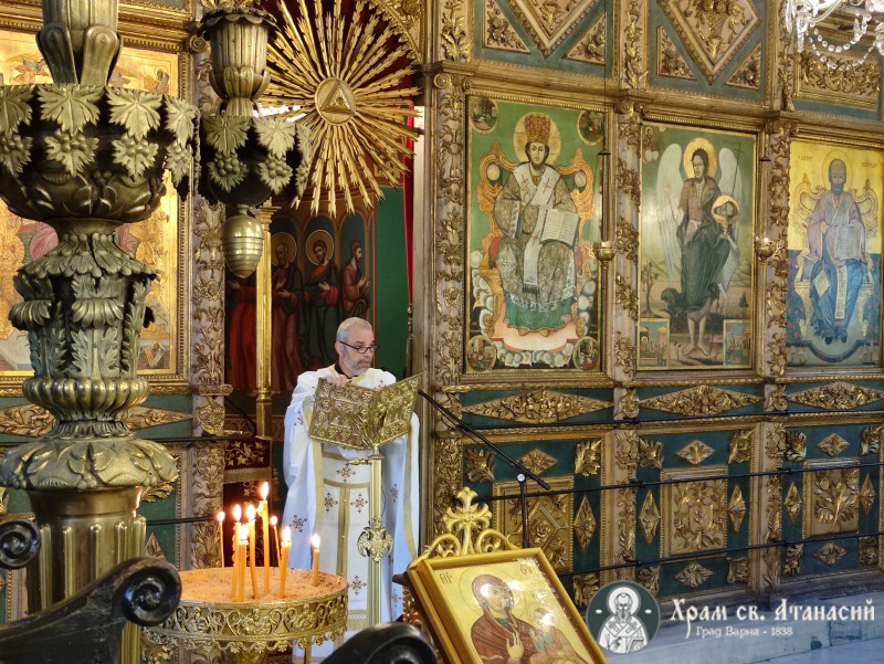 Отец Божидар изнася проповед в Неделя на Всички български светии