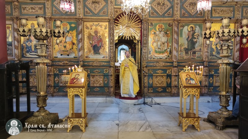 Отец Ясен Шинев изнася проповед в храм "Свети Атанасий"