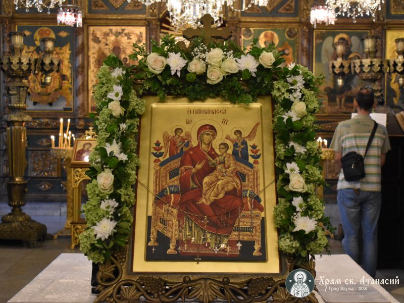 Копие на чудотворната икона на Пресвета Богородица Всецарица, изнесена за поклонение по време на Архиерейска вечерня
