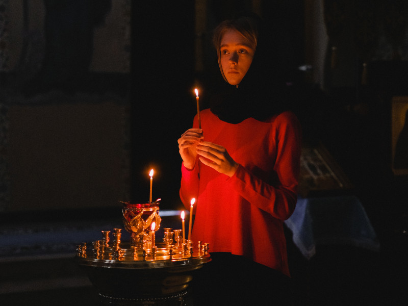 Жена се моли в православен храм