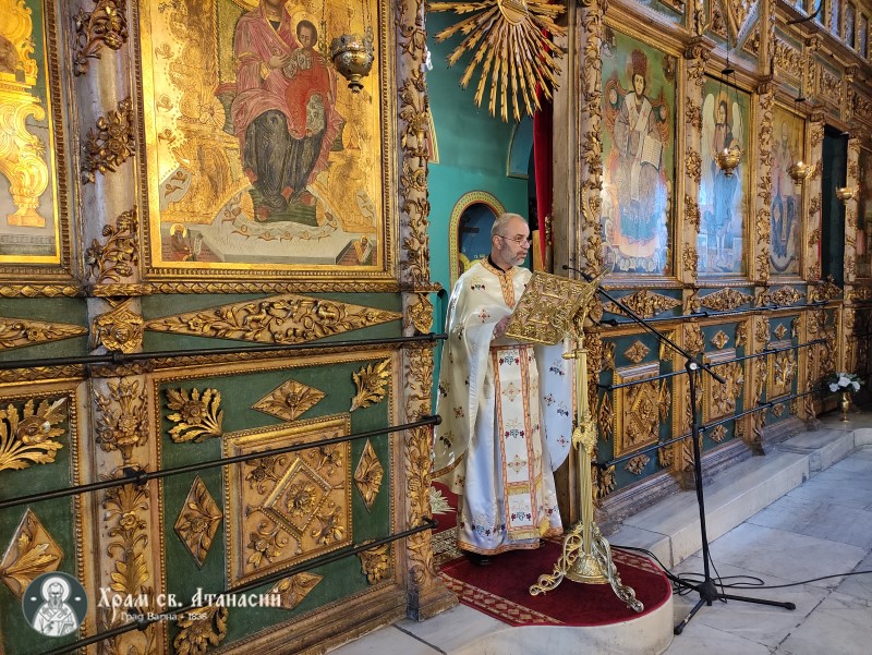 Отец Божидар изнася проповед в храм "Св. Атанасий"