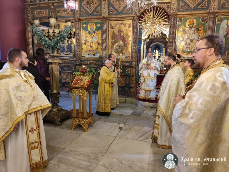 Архиерейска света Литургия в Неделя преди Богоявление в храм "Св. Атанасий" - Варна