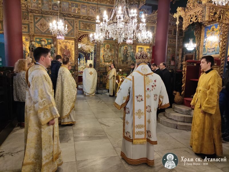 Архиерейска света Литургия в Неделя преди Богоявление в храм "Св. Атанасий" - Варна