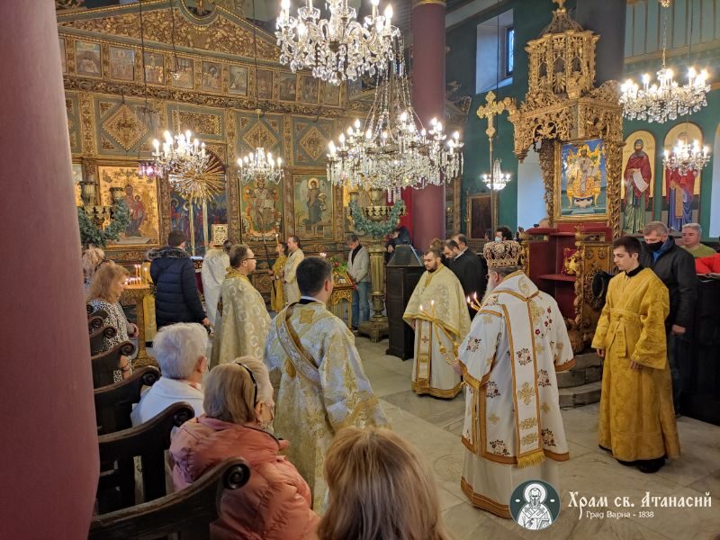 Архиерейска света Литургия в Неделя преди Богоявление в храм "Св. Атанасий" - Варна