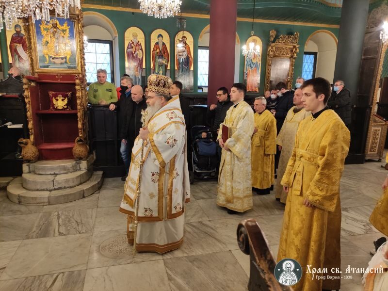 Архиерейска света Литургия в Неделя преди Богоявление в храм "Св. Атанасий" - Варна