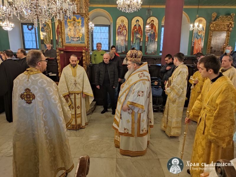 Архиерейска света Литургия в Неделя преди Богоявление в храм "Св. Атанасий" - Варна