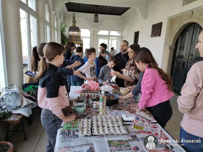 Боядисване на яйца от децата в енорията на църквата "Св. Атанасий"