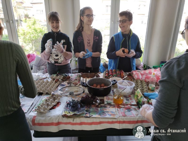 Боядисване на яйца от децата в енорията на църквата "Св. Атанасий"
