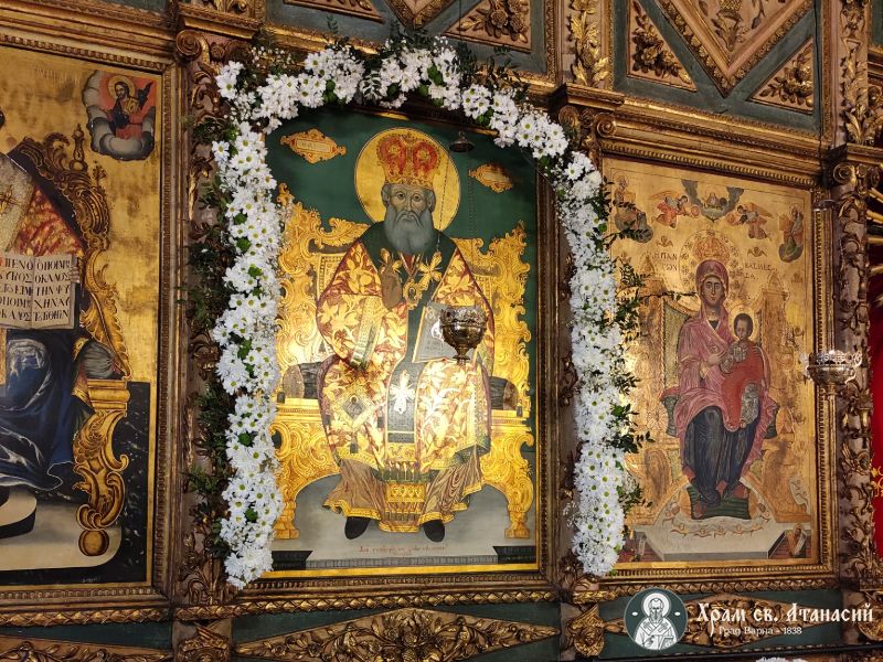 Изображение на свети Атанасий от иконостаса на храма, украсено с венец цветя